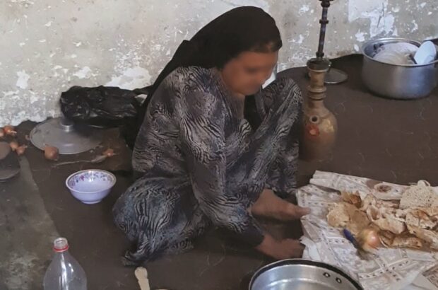سیمای پر چین یک مادربزرگ در محله‌ای فقیرنشین