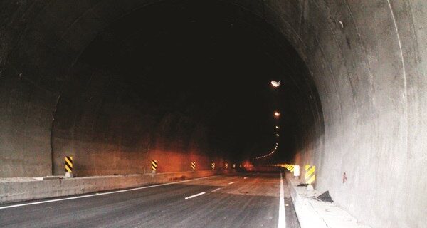 تاریکی تونل تنگه زاغ و مشکلات عدیده‌ی رانندگان