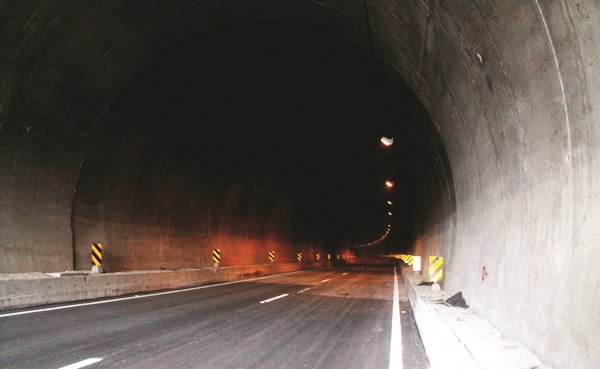 تاریکی تونل تنگه زاغ و مشکلات عدیده‌ی رانندگان